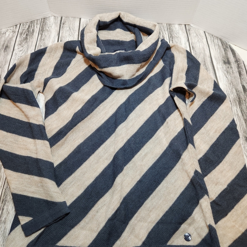 Armani sweater‎
